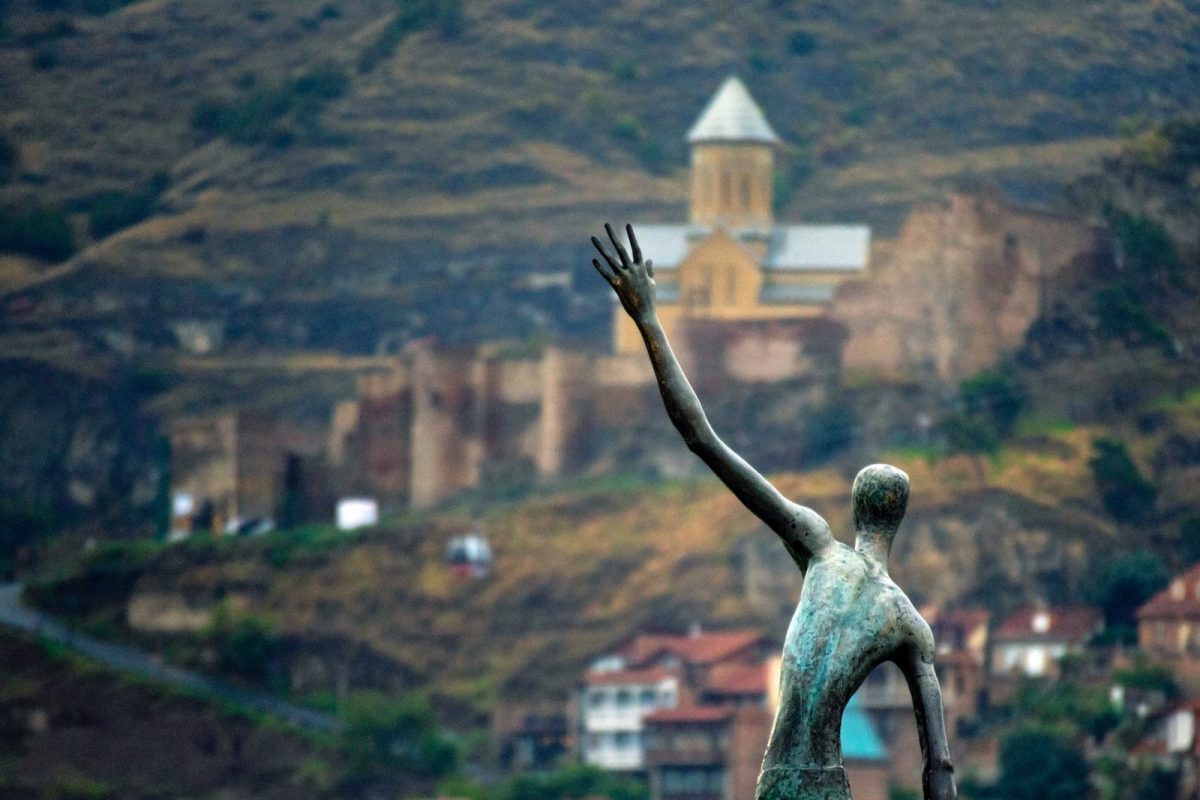 פסל על רקע העיר טביליסי