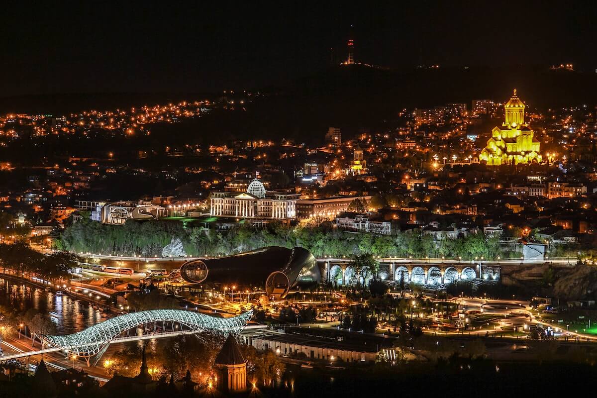 מראה העיר טביליסי בלילה