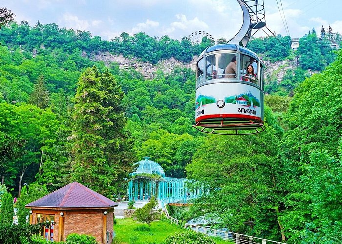 סיור מאורגן מאטביליסי דרך בורג'ומי, עיירת המערות ומבצר רבטי