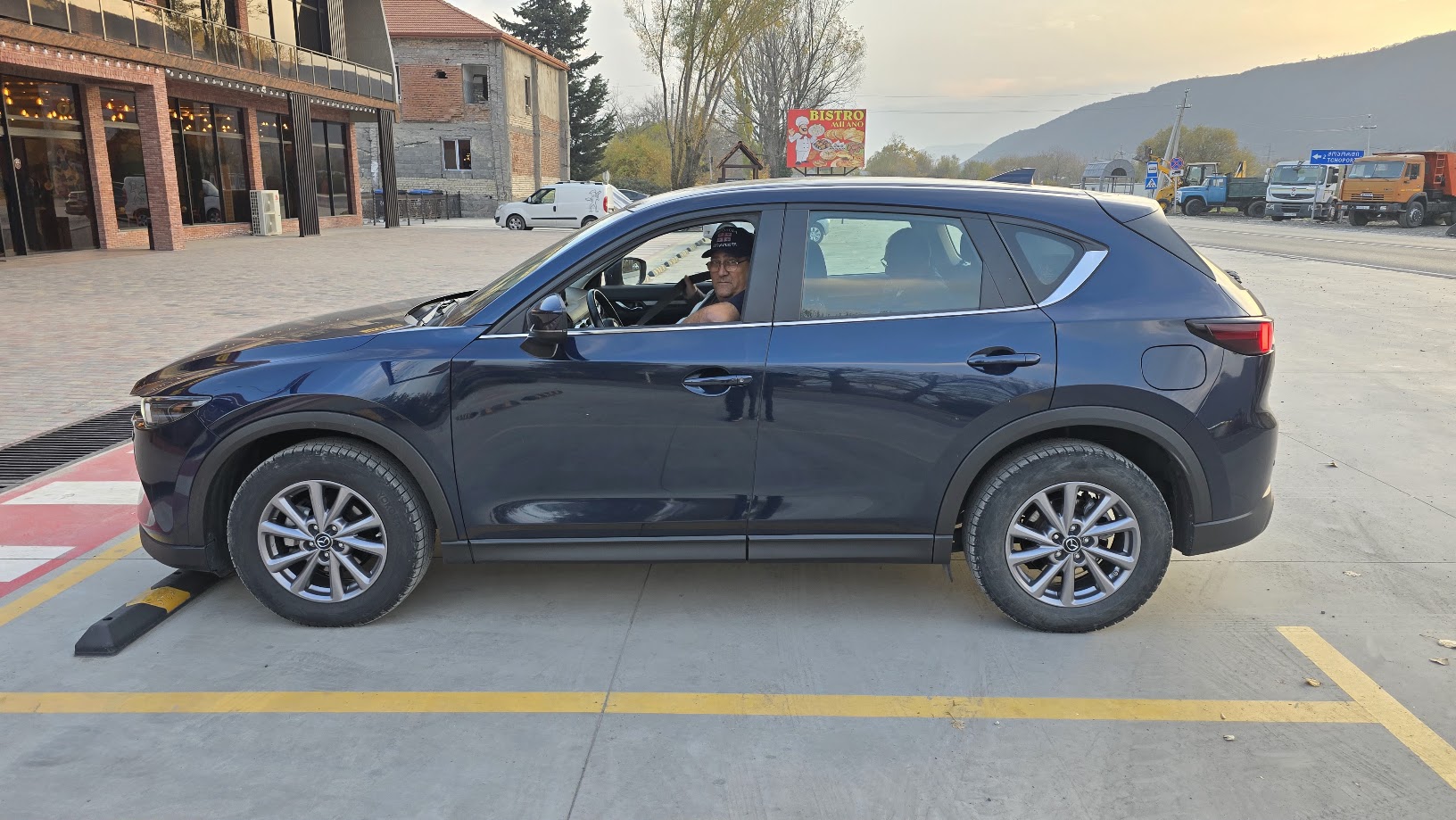 נהג פרטי עם רכב תיירות בגאורגיה