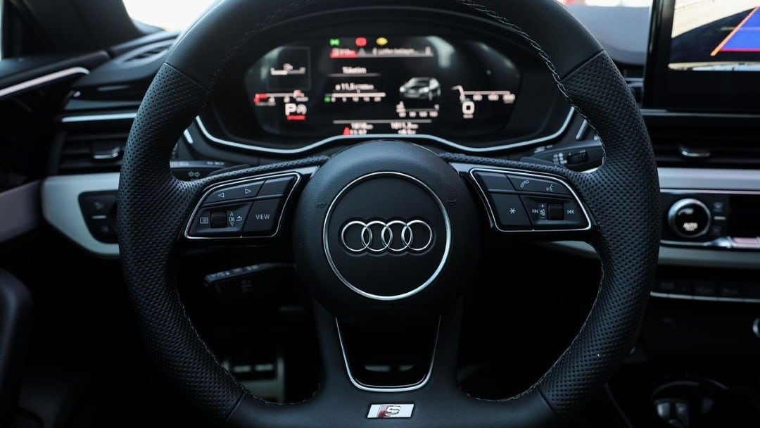 השכרת רכב בגאורגיה – הגה של רכב יוקרתי