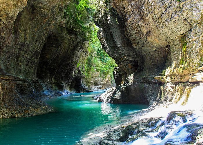 טיול יום למערת פרומתיאוס וקניונים מאזור בטומי