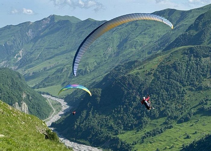 מצנחי רחיפה מעל ההרים באזור גודאורי