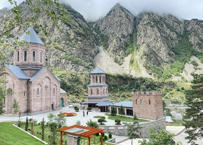 מנזר דריאלי, מפל גוולטי וגרגטי