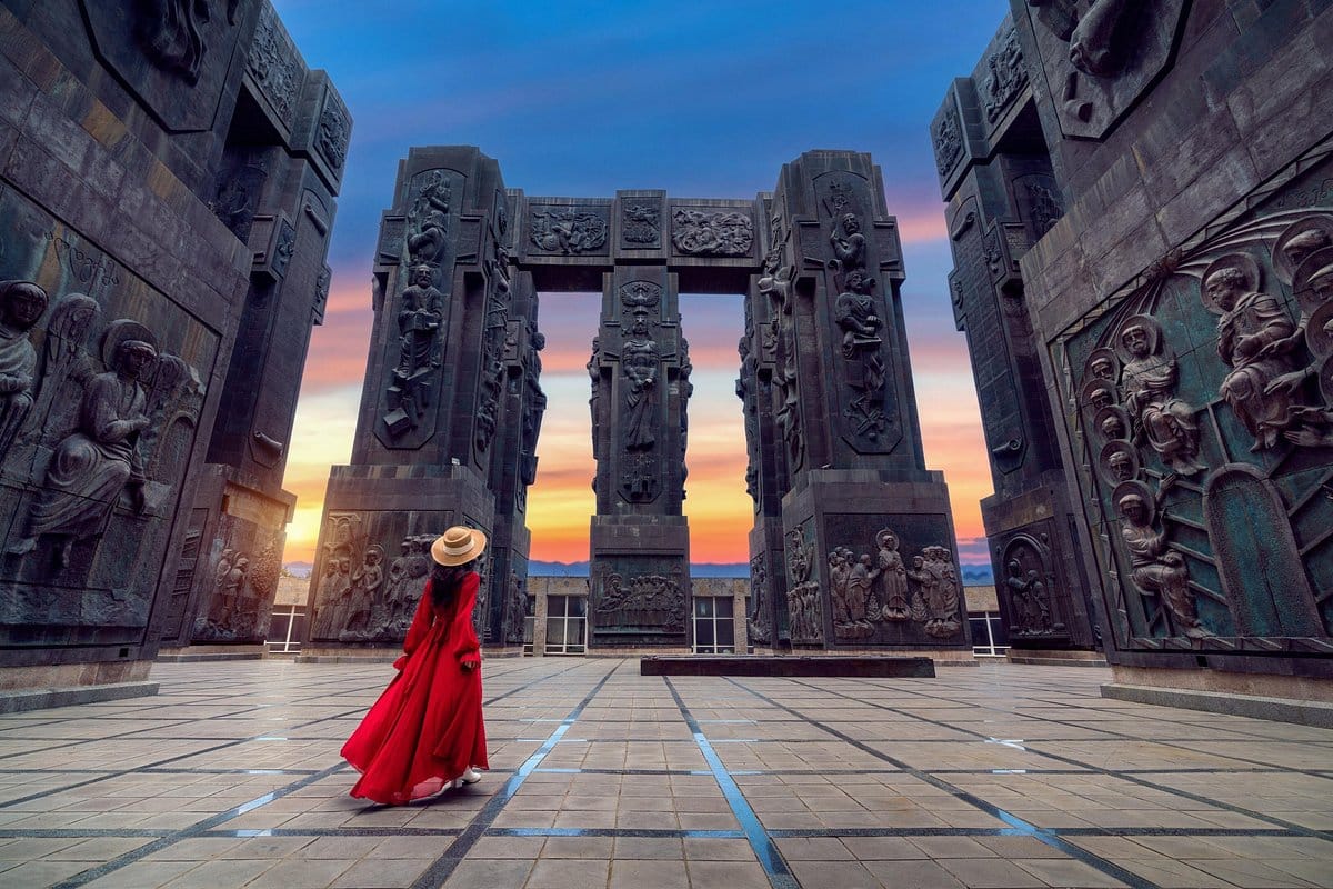 טיול יום לאפליסטיחה, גורי, מצחטה ומנזר ג׳ווארי